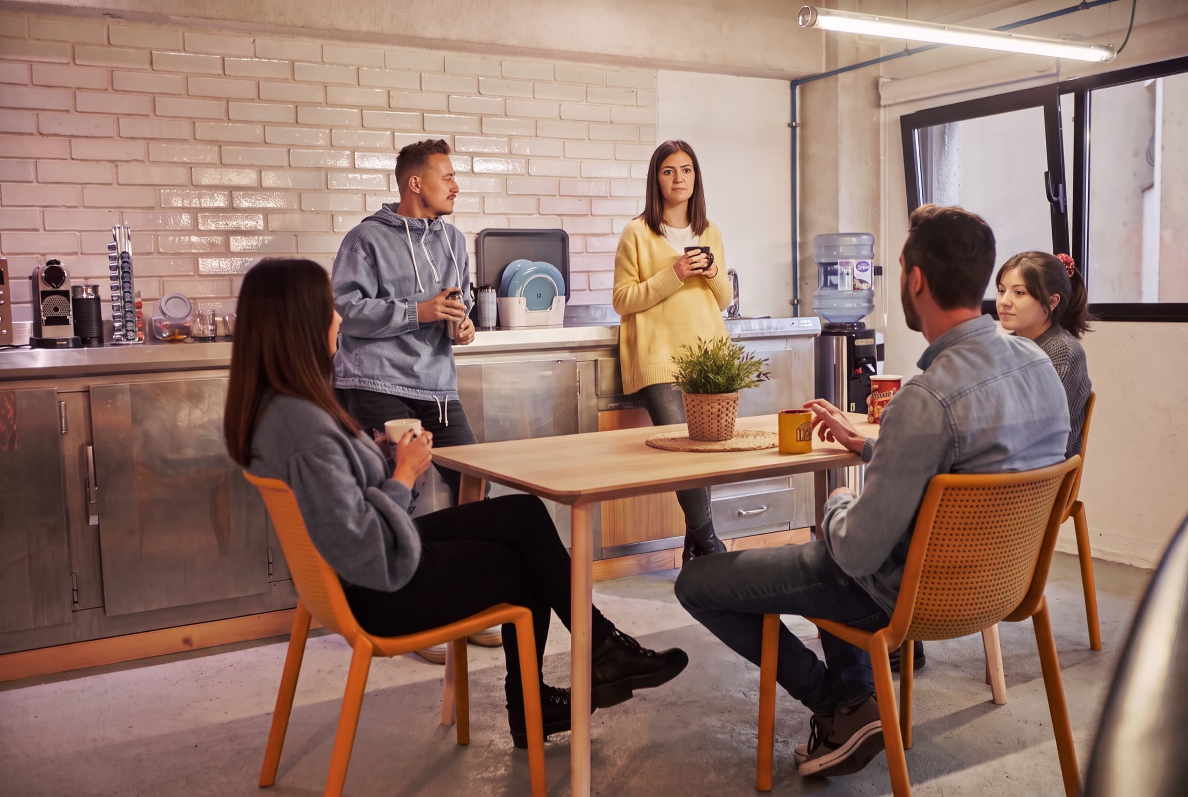 El equipo de ICON en la cocina del estudio