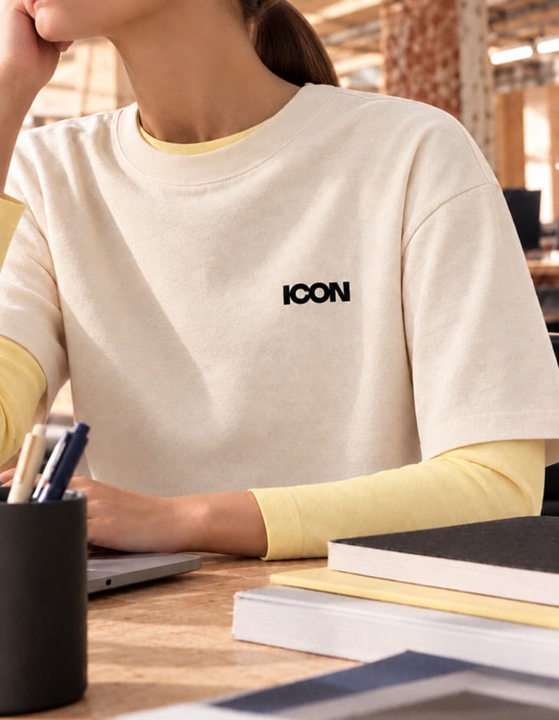 Persona del equipo de ICON trabajando